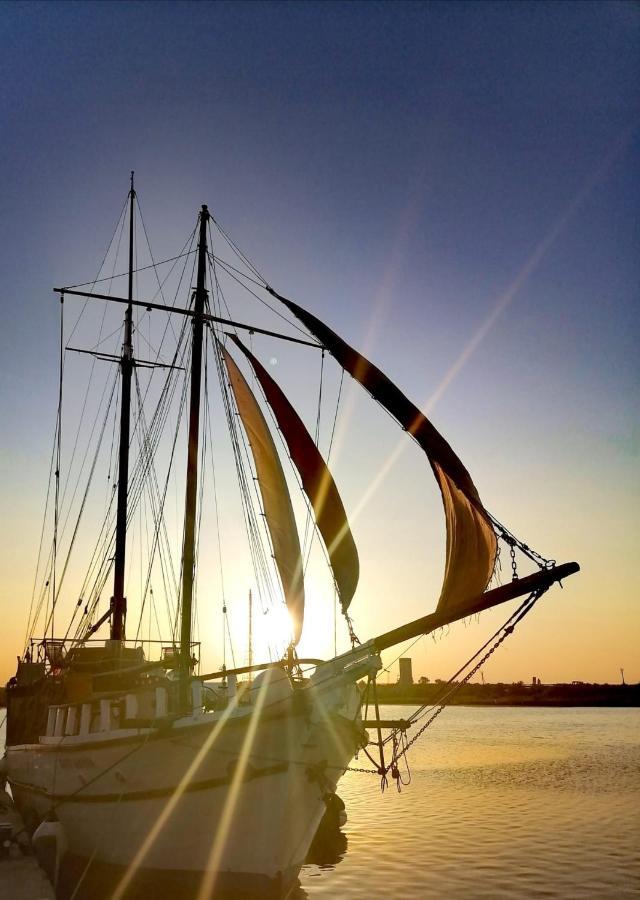 Corabia Santa Marina Hotel Sulina Bagian luar foto
