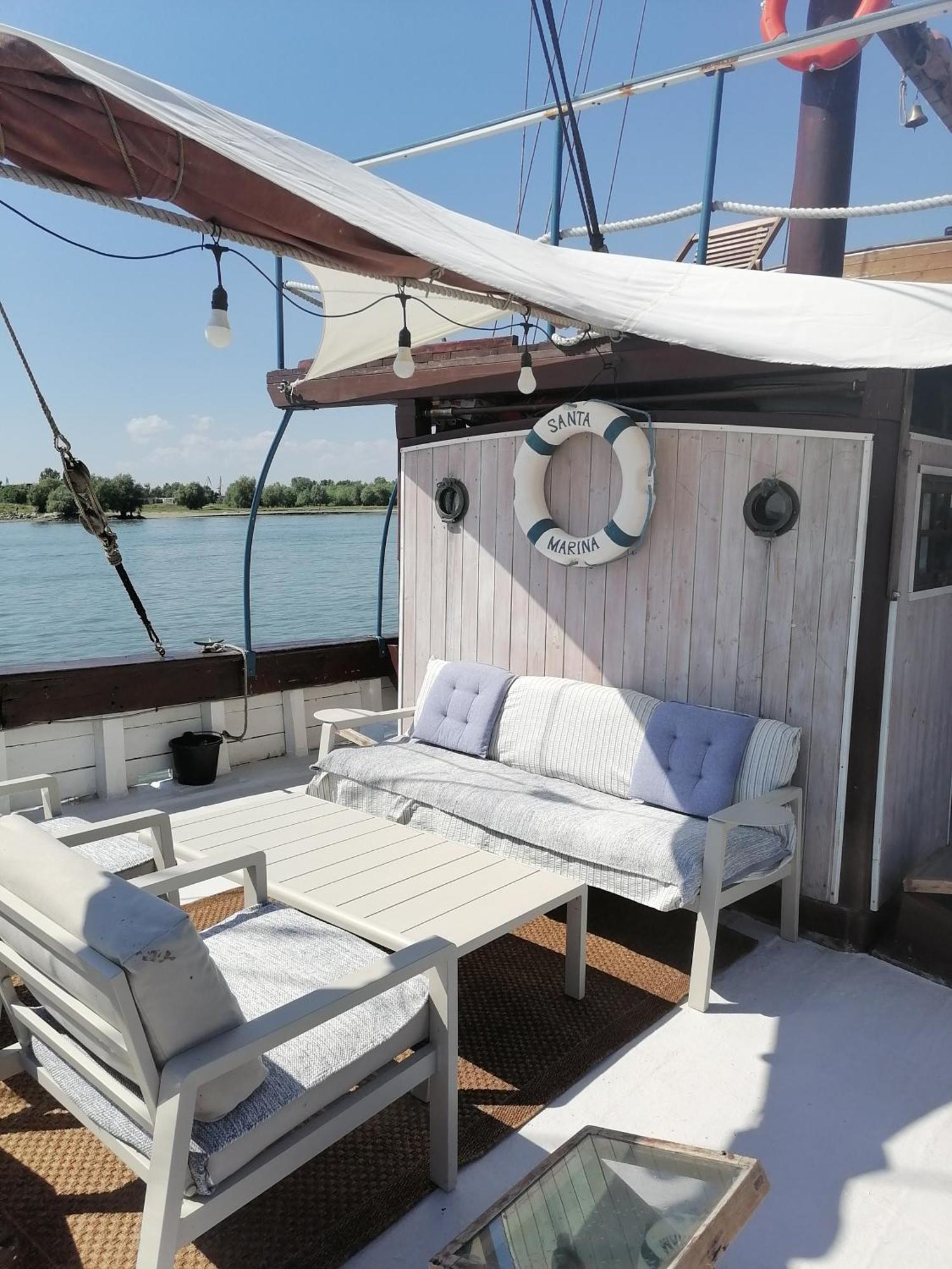 Corabia Santa Marina Hotel Sulina Bagian luar foto